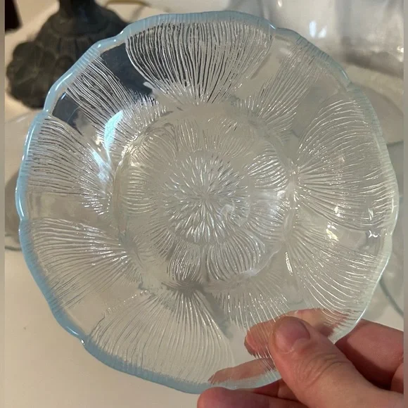 4 Arcoroc Fleur bowls/dishes. 5.75” - Picture 4 of 16